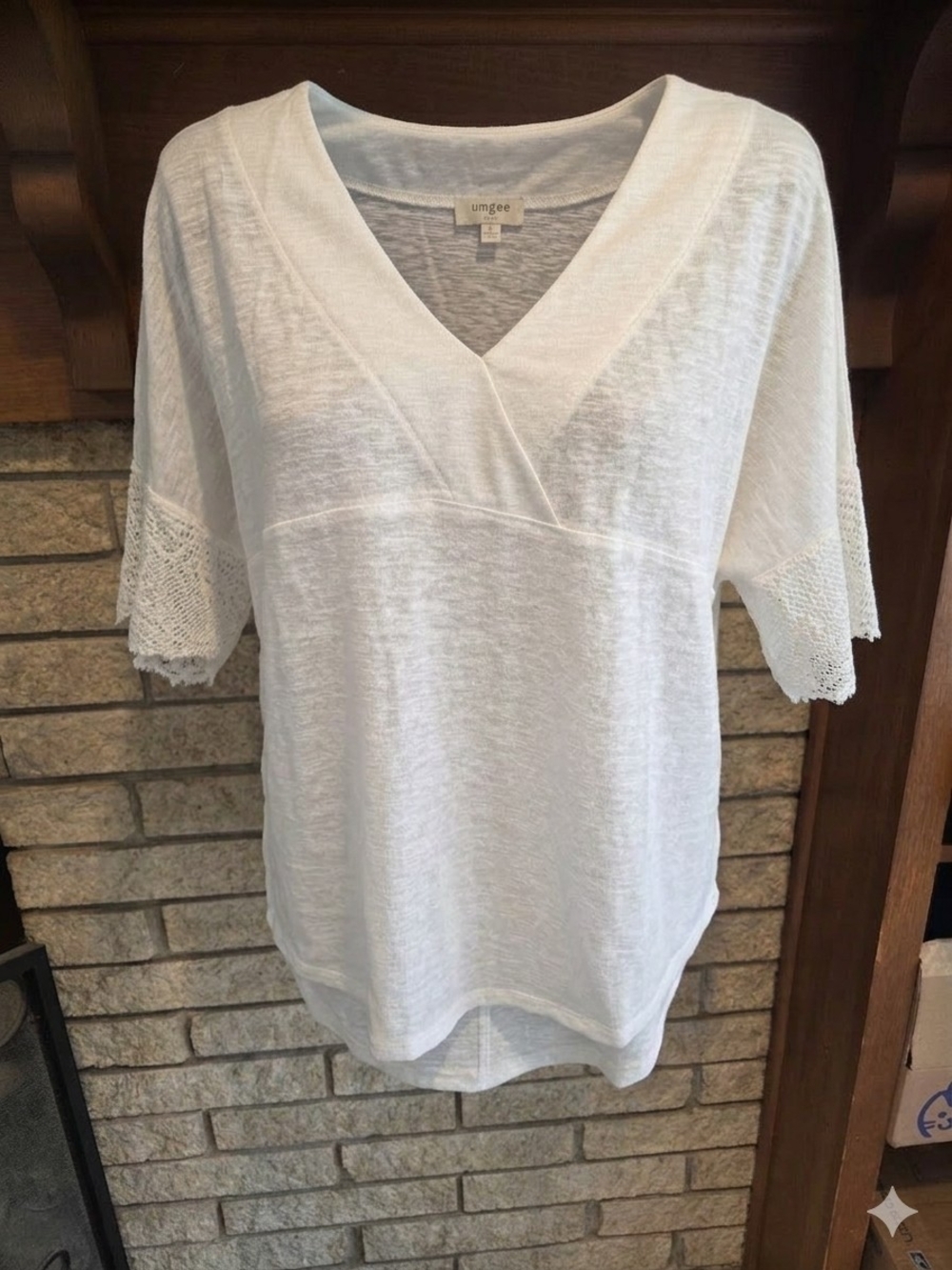 Umgee White V-Neck Lace-Sleeve Tunic Top